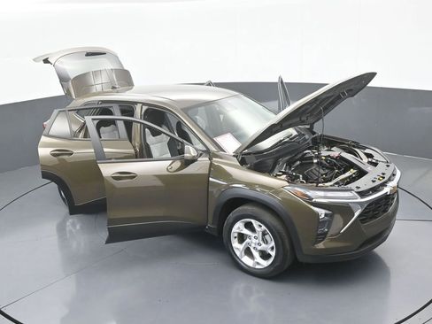 Used 2024 Chevrolet Trax LS w/ LS Convenience Package image 65