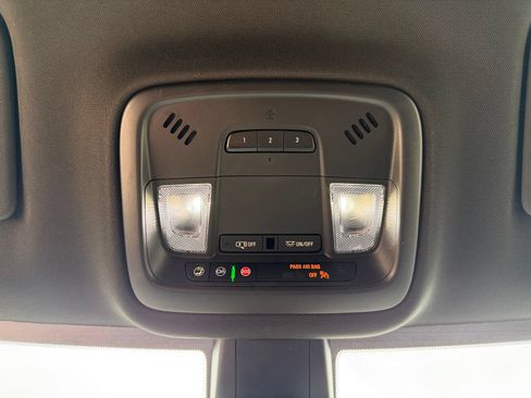 Used 2023 Chevrolet Traverse LT FWD image 22