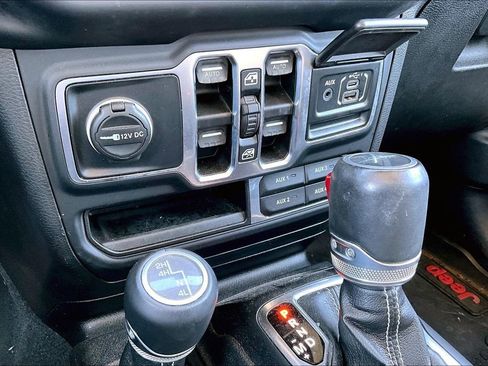 Certified 2020 Jeep Gladiator Overland AWD/4WD image 12
