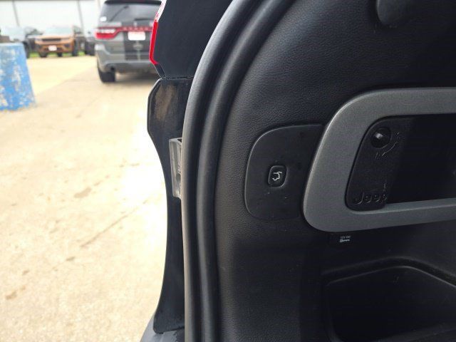 Used 2014 Jeep Cherokee Limited w/ Technology Group AWD/4WD image 11