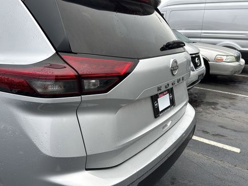 Used 2024 Nissan Rogue S image 9