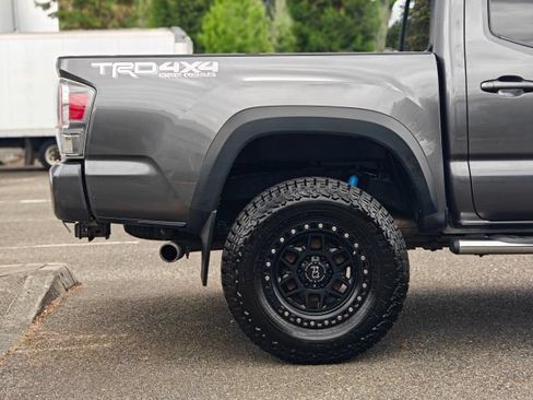 Used 2021 Toyota Tacoma TRD Off-Road w/ Technology Package AWD/4WD image 10