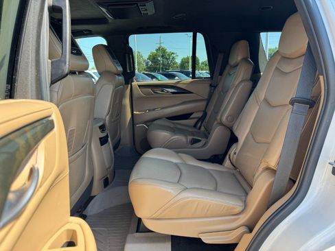 Used 2018 Cadillac Escalade Platinum AWD/4WD image 16