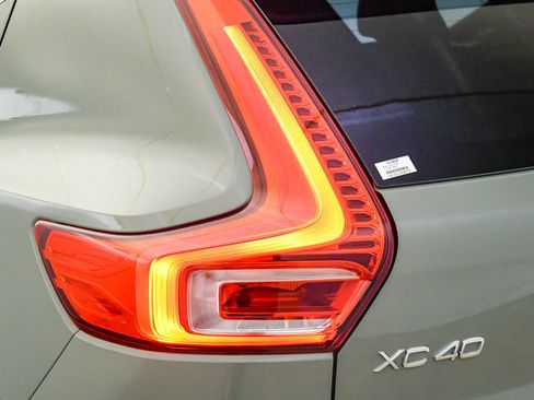 Certified 2025 Volvo XC40 B5 Core AWD/4WD image 12