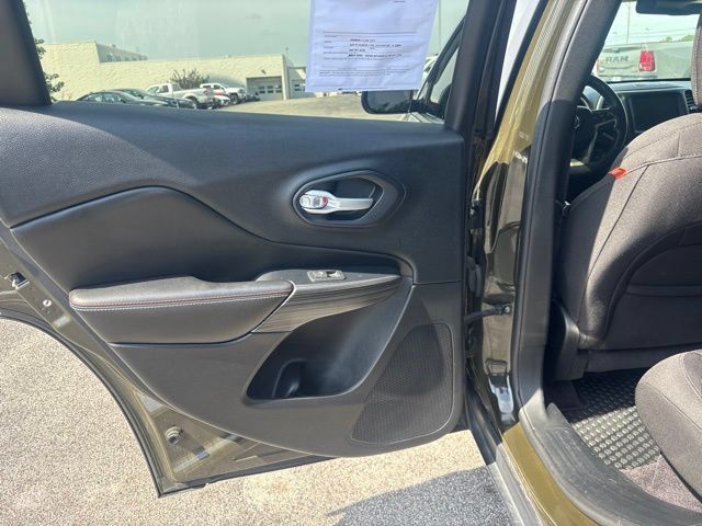 Used 2016 Jeep Cherokee 75th Anniversary AWD/4WD image 16