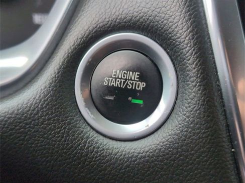 Used 2021 Chevrolet Traverse LT image 16