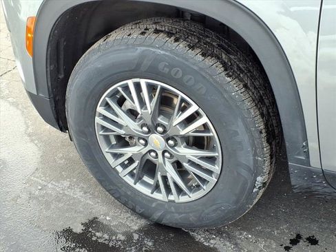 Used 2025 Chevrolet Traverse LT image 30