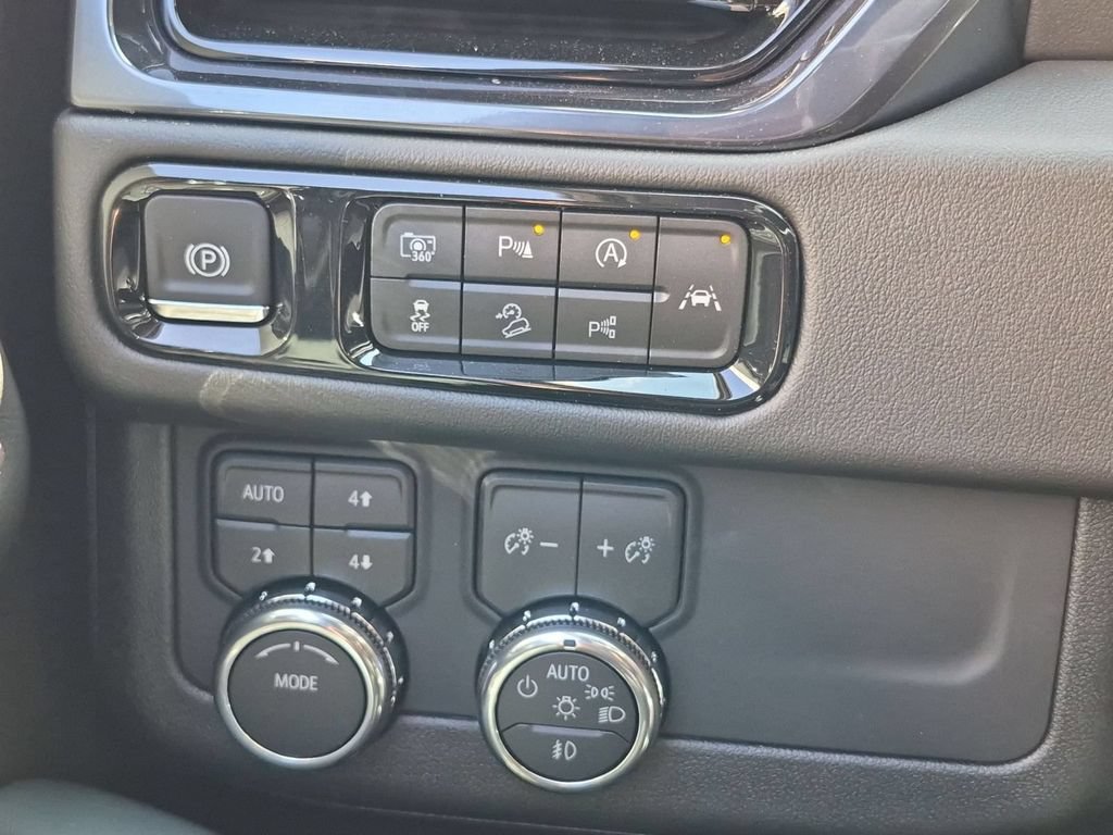 New 2026 GMC Yukon XL AT4 AWD/4WD image 17
