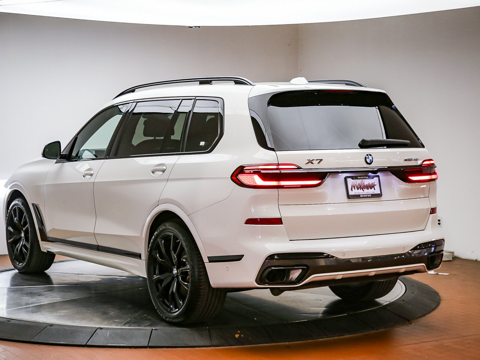 Used 2024 BMW X7 xDrive40i w/ M Sport Package AWD/4WD image 5
