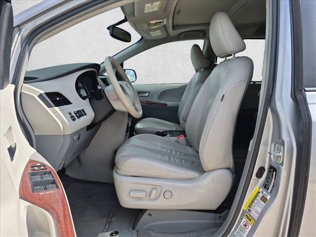 Used 2014 Toyota Sienna XLE FWD image 15