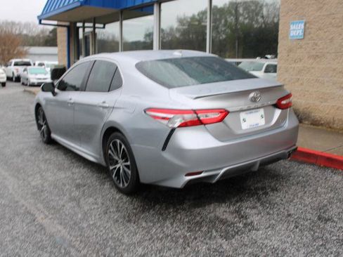Used 2020 Toyota Camry SE image 6