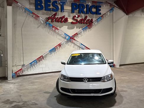 Used 2013 Volkswagen Jetta SE FWD image 2