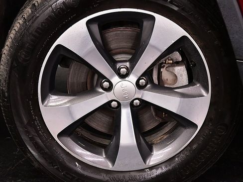 Used 2019 Jeep Cherokee Limited image 9