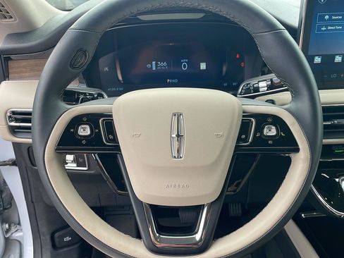Used 2025 Lincoln Corsair Reserve AWD/4WD image 12