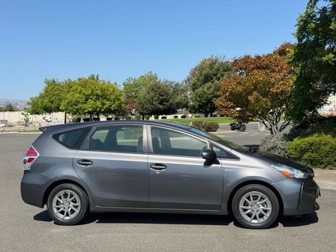Used 2017 Toyota Prius V Two w/ Carpet Mat Package FWD image 4