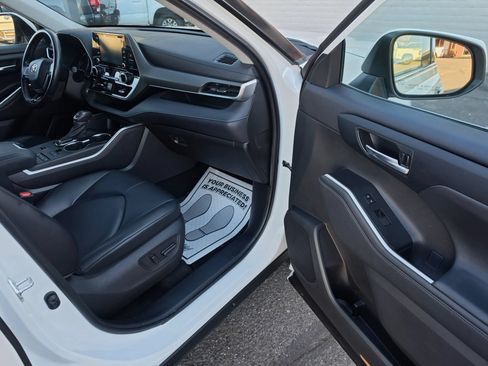 Used 2021 Toyota Highlander XLE FWD image 15