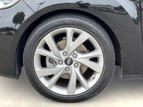 Used 2017 Hyundai Veloster FWD image 12