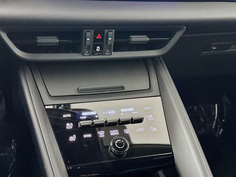 Certified 2025 Porsche Macan Electric image 17