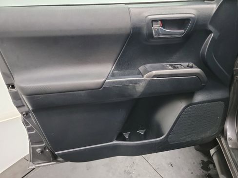 Used 2016 Toyota Tacoma TRD Sport w/ Towing Package image 13