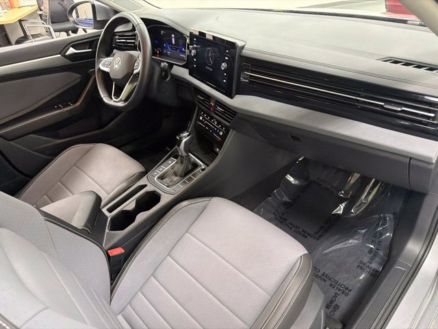 Used 2025 Volkswagen Jetta SE FWD image 11