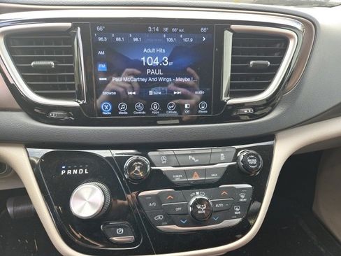 Certified 2017 Chrysler Pacifica Touring-L image 13