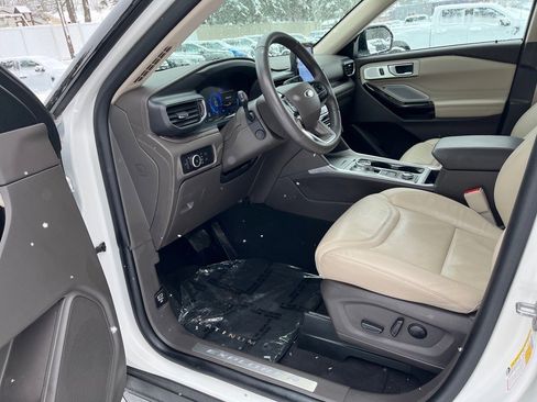 Used 2023 Ford Explorer Platinum w/ Technology Package image 9