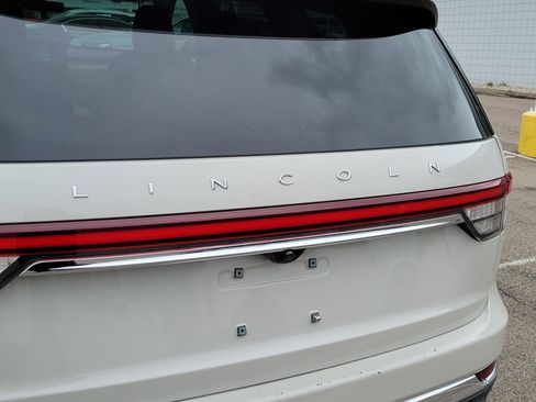 Used 2023 Lincoln Aviator Standard w/ Premium Package image 6