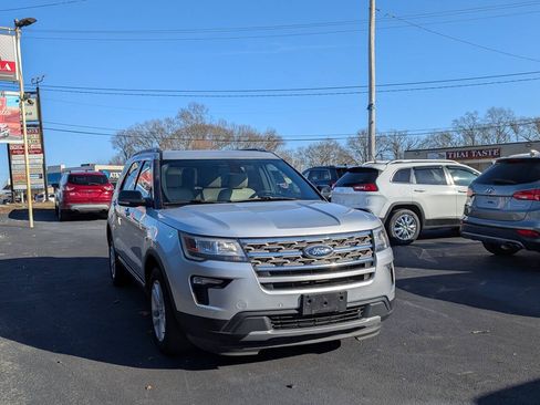 Used 2018 Ford Explorer XLT w/ Equipment Group 202A AWD/4WD image 3