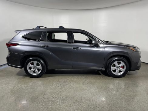 Used 2022 Toyota Highlander LE FWD image 2