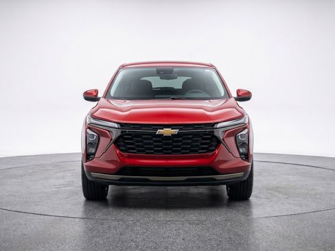 Used 2025 Chevrolet Trax LT w/ LT Convenience Package FWD image 2