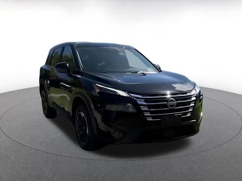 Used 2025 Nissan Rogue SV image 2