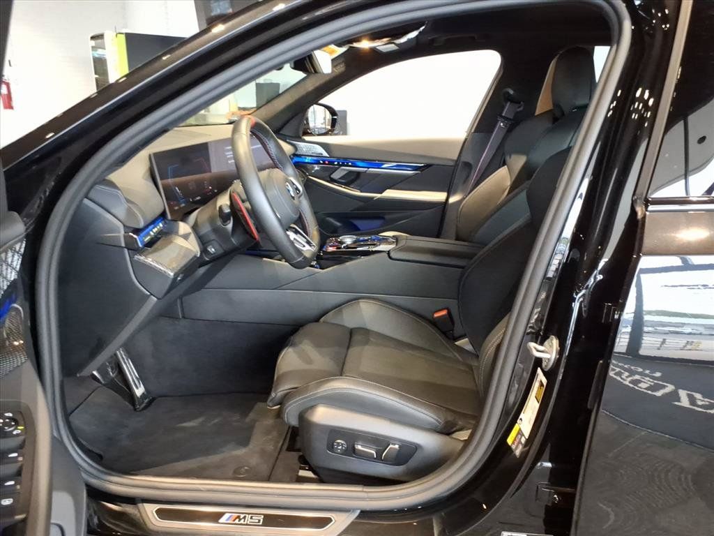 Used 2025 BMW M5 w/ Carbon Package AWD/4WD image 10