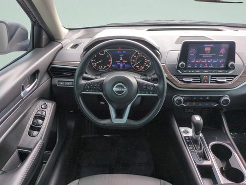 Used 2024 Nissan Altima 2.5 SV FWD image 12