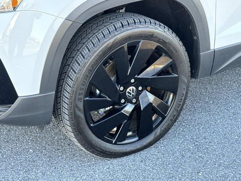 Used 2024 Volkswagen Taos SE image 29