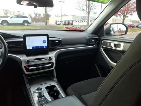 Used 2022 Ford Explorer XLT image 12
