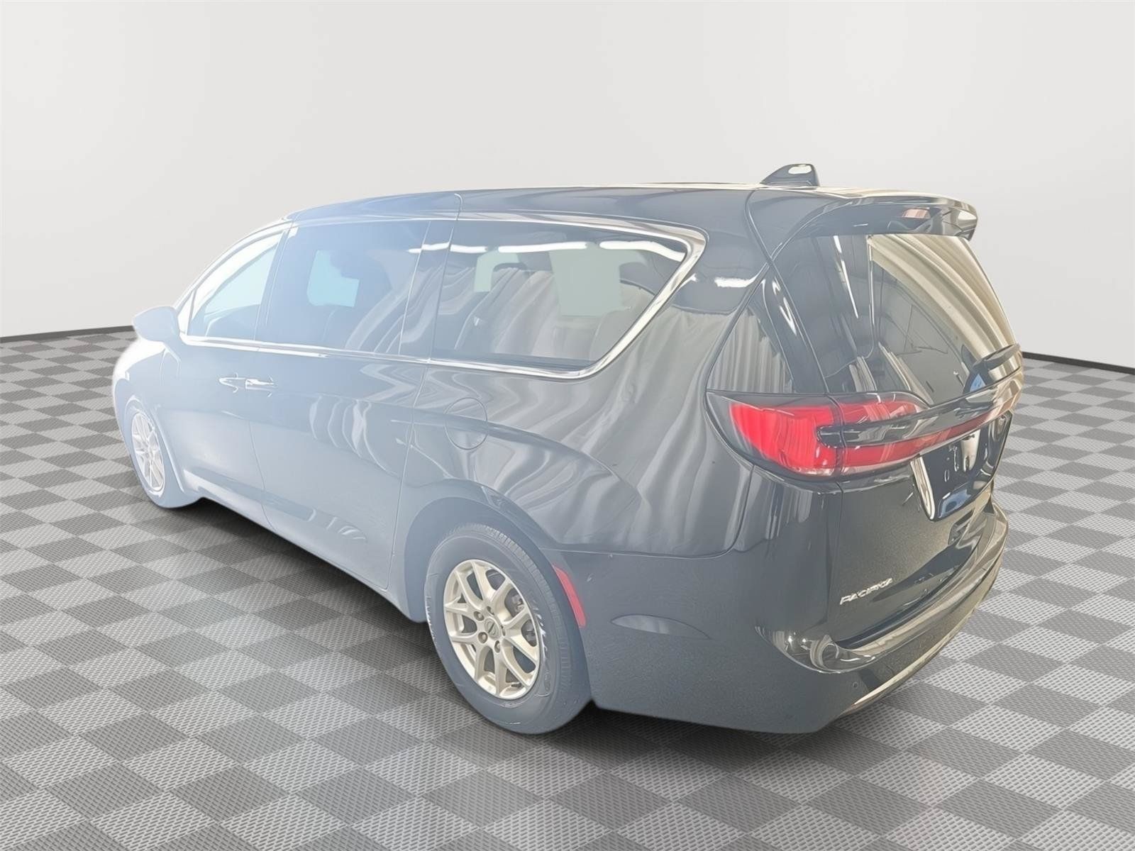 Used 2023 Chrysler Pacifica Touring-L FWD image 15