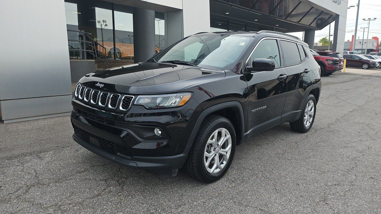 Used 2024 Jeep Compass Latitude AWD/4WD image 8