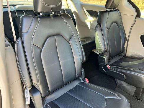 Used 2024 Chrysler Pacifica Touring-L image 16