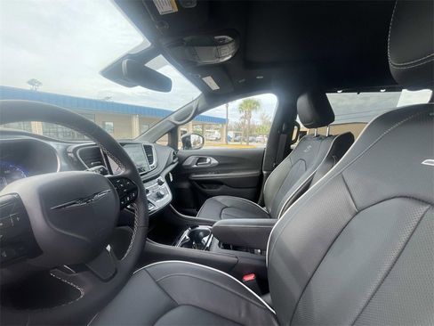 New 2026 Chrysler Pacifica Limited image 10