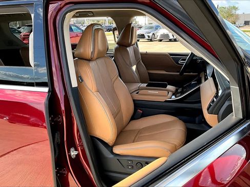 Used 2025 INFINITI QX80 Sensory image 9