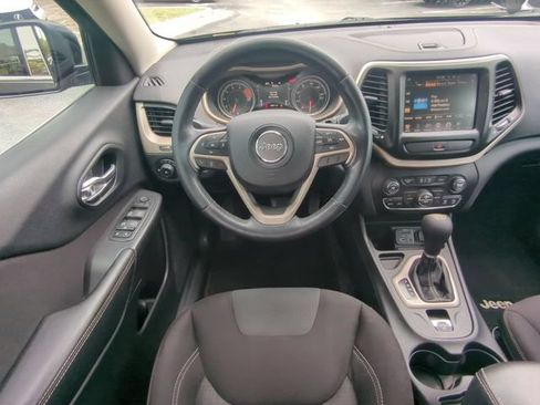 Used 2017 Jeep Cherokee Latitude w/ Comfort/Convenience Group FWD image 18