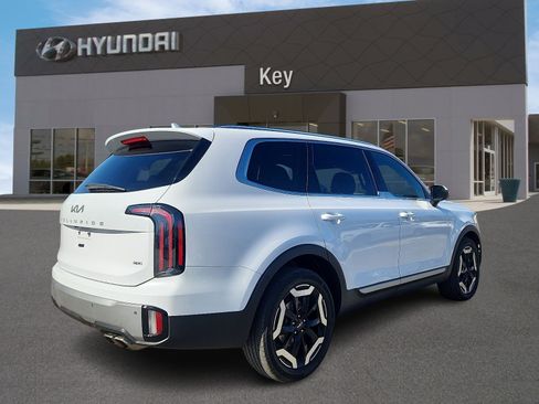 Used 2023 Kia Telluride EX w/ EX Captain's Chair Package AWD/4WD image 4
