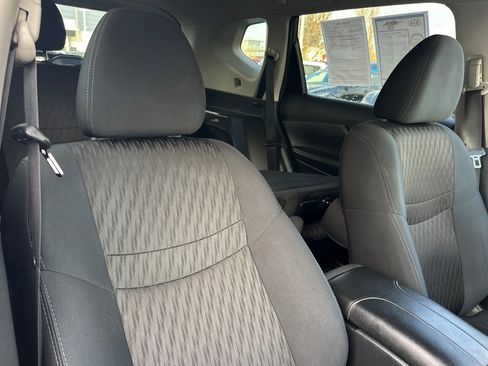 Used 2019 Nissan Rogue SV image 17