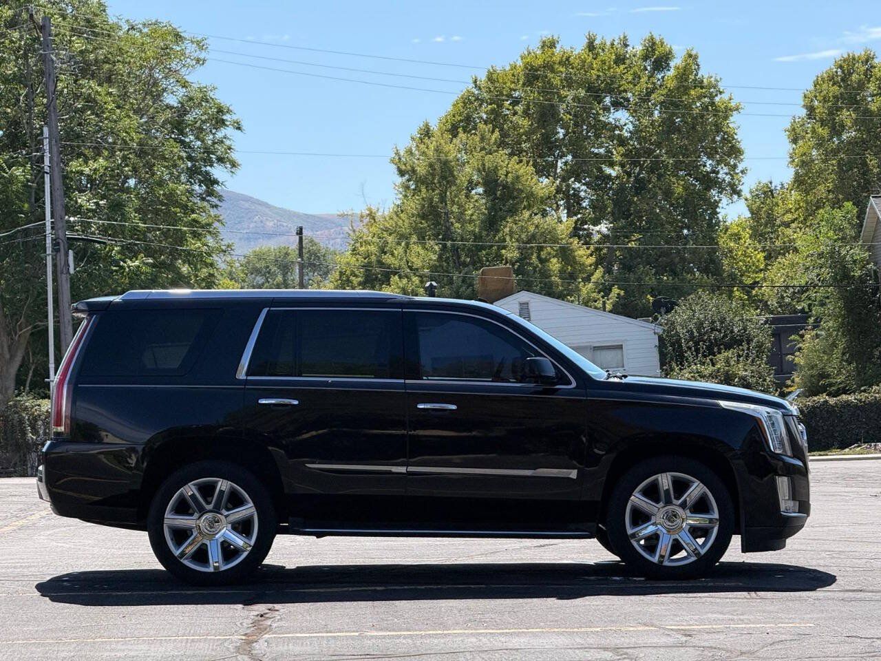 Used 2015 Cadillac Escalade Luxury AWD/4WD image 6