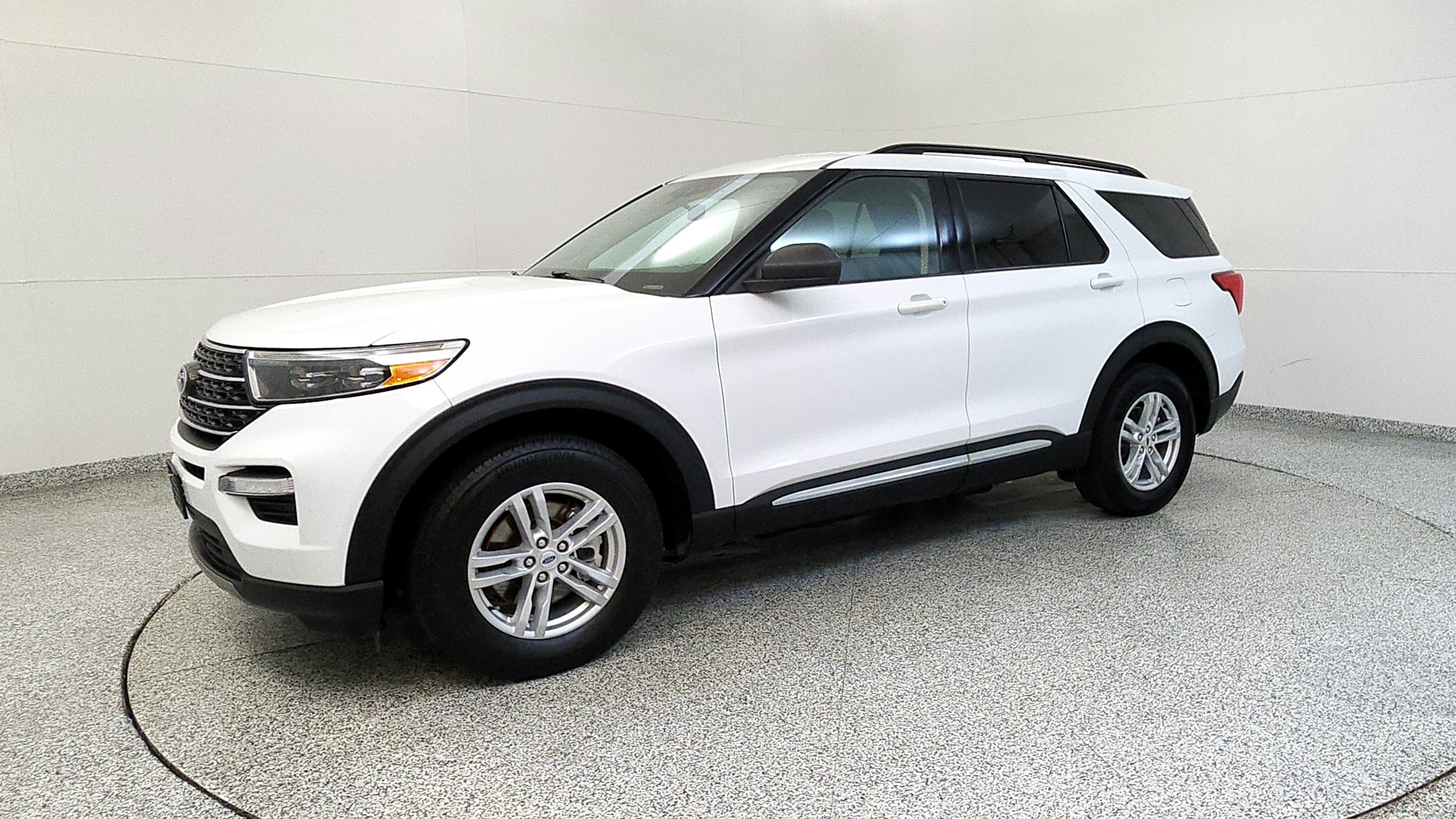 Used 2023 Ford Explorer XLT w/ Equipment Group 202A AWD/4WD image 3