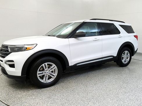 Used 2023 Ford Explorer XLT w/ Equipment Group 202A AWD/4WD image 3