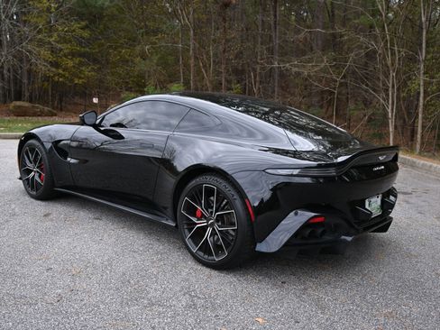 Used 2021 Aston Martin V8 Vantage Coupe image 3