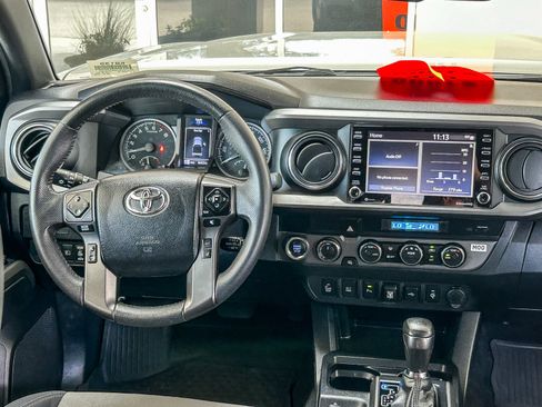 Used 2021 Toyota Tacoma TRD Off-Road w/ Technology Package AWD/4WD image 12