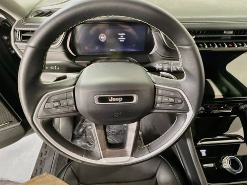 Used 2022 Jeep Grand Cherokee Limited AWD/4WD image 11