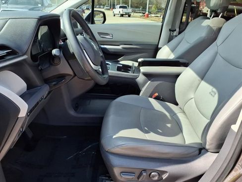 Certified 2021 Toyota Sienna XLE image 16